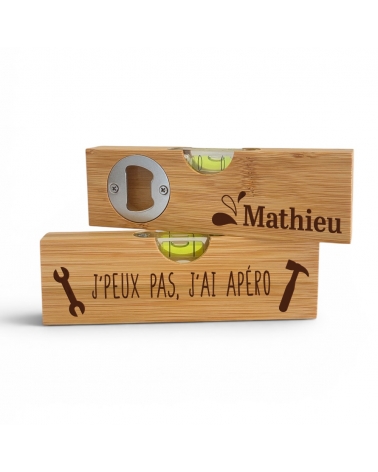 Décapsuleur personnalisé J'Peux Pas J'Ai Apéro en bambou avec niveau à bulle et prénom gravé au verso